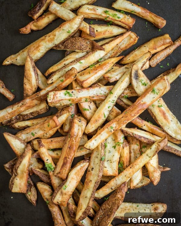 Fırında Çıtır Çıtır Efsane Patates Kızartması 3 Crispy oven baked fries on a baking sheet